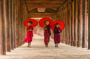 Mönche mit Schirmen