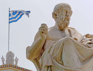 Platon-Statue und griechische Flagge in Athen