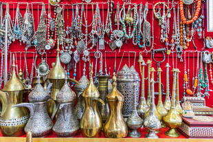 Schmuck und Teekannen auf einem Souk