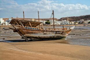 Holzbootschiff in Sur