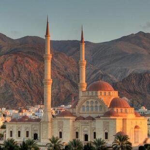 Oman: Blick auf die Große Sultan-Qabus-Moschee in Maskat