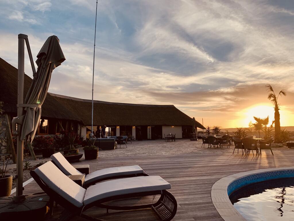 Pool bei Sonnenuntergang