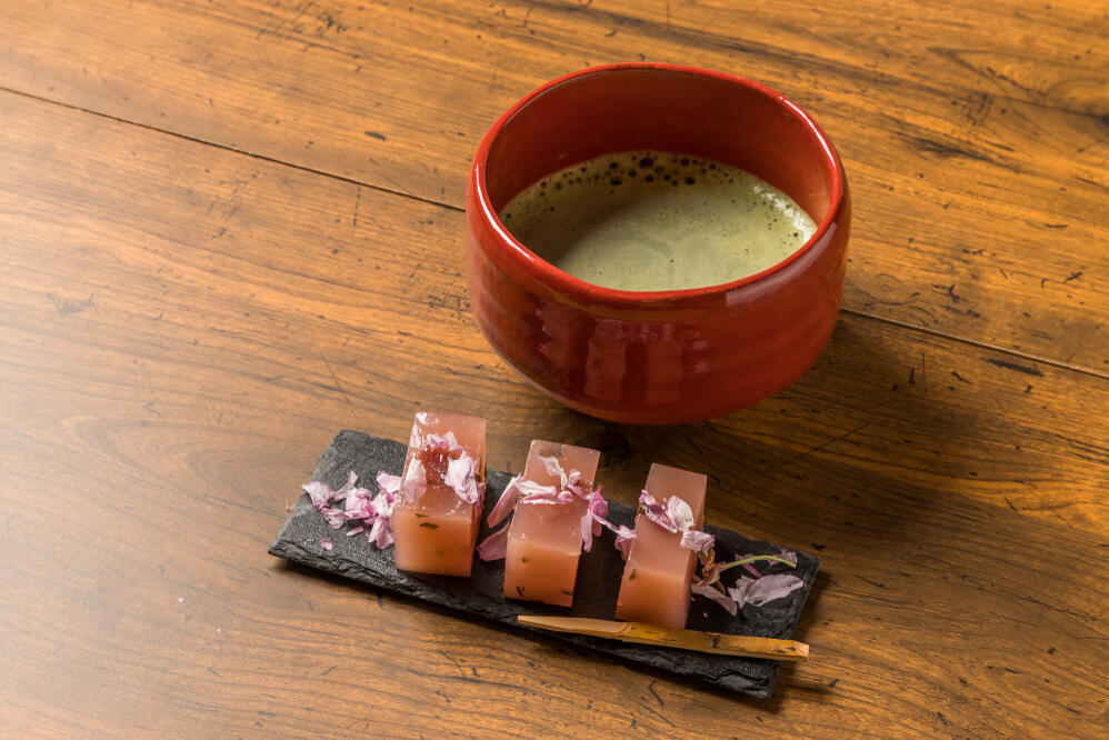Matcha-Tee und typische Süßigkeiten