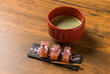 Matcha-Tee und typische Süßigkeiten