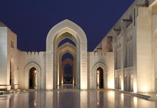 Sultan Qaboos Moschee bei Nacht
