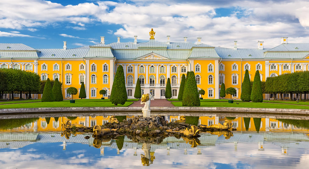 Peterhof mit Spiegelung im Wasser