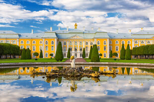 Peterhof mit Spiegelung im Wasser