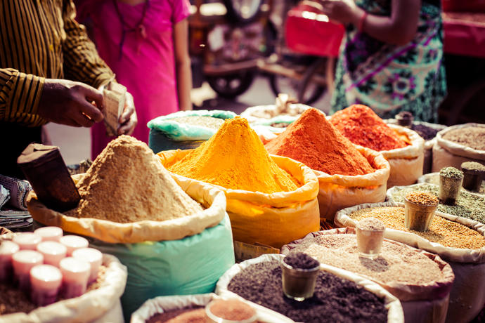 Gewürzstand auf einem Markt in Jaipur