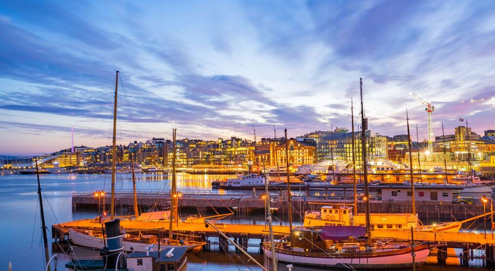 Osloer Hafen in der Dämmerung