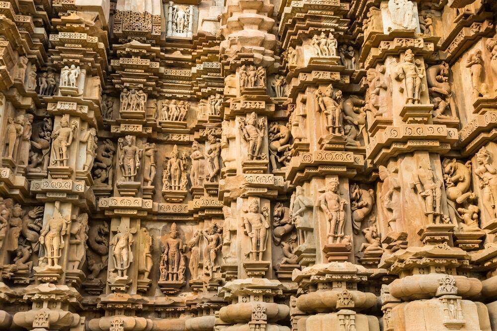 Skulpturen an einem Tempel in Khajuraho 