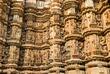 Skulpturen an einem Tempel in Khajuraho