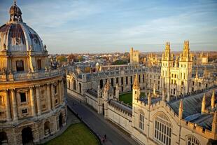 Radcliffe Camera und Hauptgebäude der Oxford University