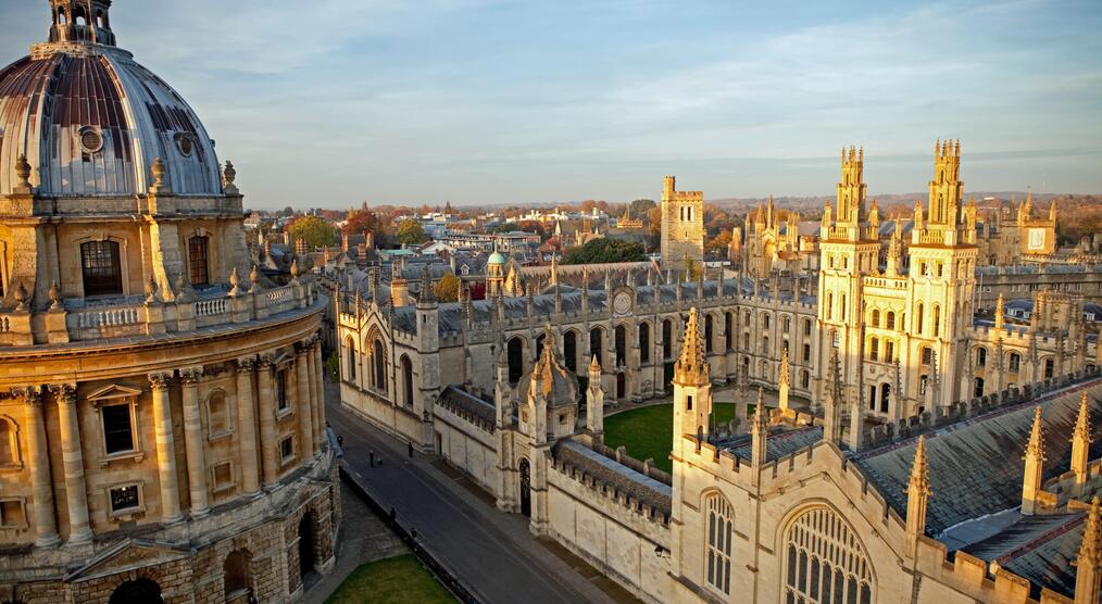 Radcliffe Camera und Hauptgebäude der Oxford University
