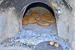 Traditionell hergestelltes Brot aus dem Steinofen