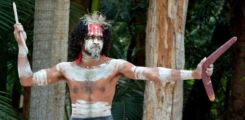 Aborigines während Demonstration eines Boomerangwurfes 