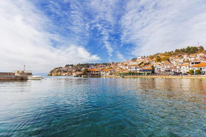 Blick auf Ohrid vom Ufer des Ohridsees