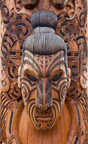 Maori Schnitzerei in Rotorua 