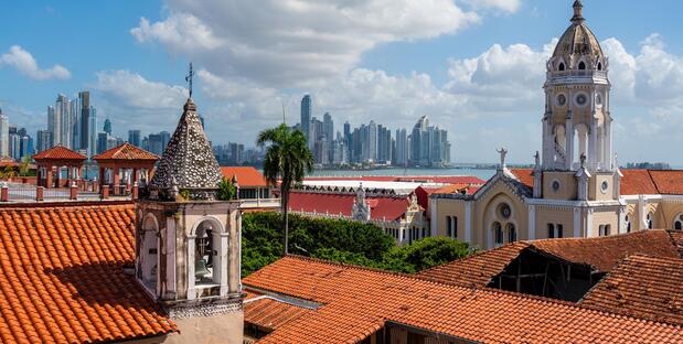 Panama City Altstadt mit Skyline im Hintergrund
