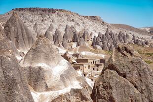 Traditionelle vulkanische Felshöhlenformationen in Göreme