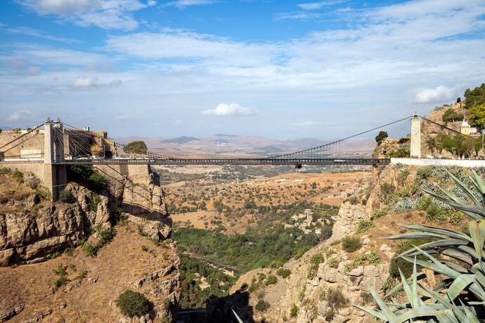 Blick auf die Sidi‑M’Cid‑Hängebrücke