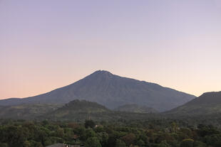 Sonnenaufgang über Mount Meru