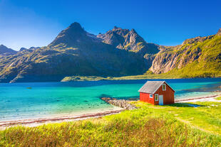 Typisch norwegisches Haus am Strand