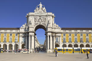 Praça do Comercio mit moderner Straßenbahn