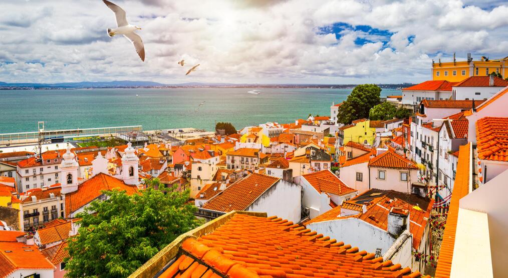 Alfama Lissabon Blick aufs Meer