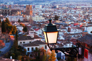 Blick über Granada am Abend