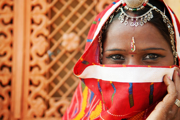 Frau im traditionellen Sari