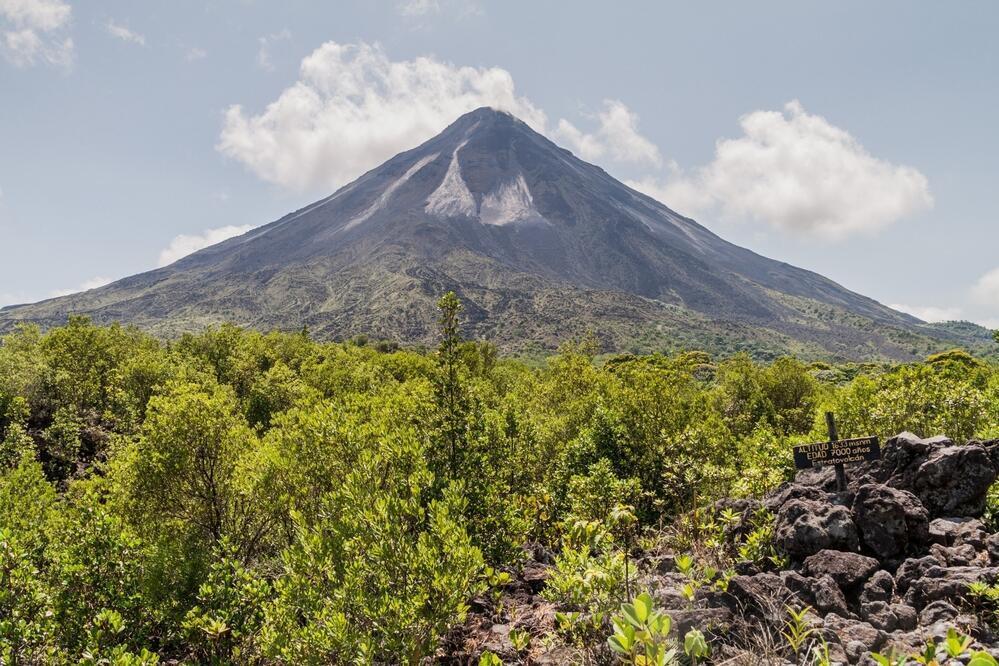 Lavafelder vor dem Vulkan Arenal