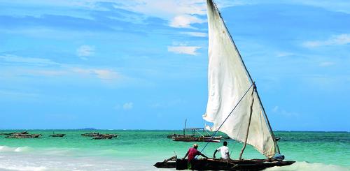 Segelboot am Strand von Sansibar