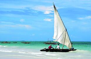 Segelboot am Strand von Sansibar