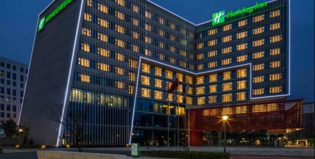 Außenansicht des Holiday Inn Hotels
