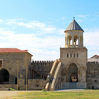 Hof und Glockenturm der Kathedrale