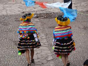 Peruanerinnen mit Tracht in Pisac