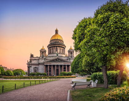 Sonnenaufgang in St. Petersburg hinter der Sehenswürdigkeit Isaakskathedrale