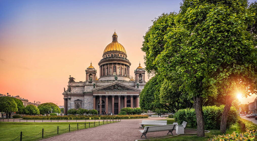 Sonnenaufgang in St. Petersburg hinter der Sehenswürdigkeit Isaakskathedrale