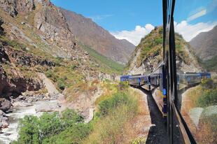 Zug von Ollantaytambo zum Machu Picchu