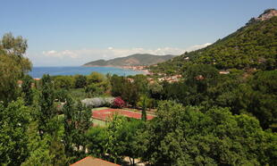 Panorama mit Sportanlage und Park des Hotels