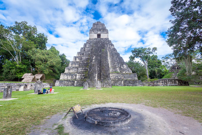 Tag11_Guatemala_Tikal_Ruins_shutterstock_561168262_Kanokratnok.jpg