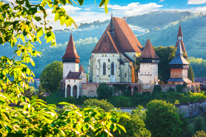 Wunderschöne mittelalterliche Architektur der sächsischen Kirche in Rumänien die von der Unesco zum Weltkulturerbe erklärt wurde. Erstaunlicher Sonnenuntergang