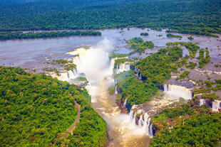 Blick auf die Iguazu Wasserfälle