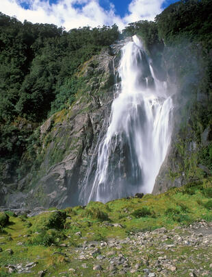 Bowen Falls im Fiordland National Park 