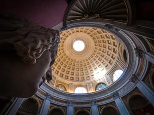 Pantheon Decke mit Statue im Vordegrund