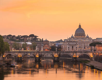Blick auf den Petersdom bei Sonnenuntergang