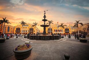 Kolonialbauten am Plaza de Armas in Lima 