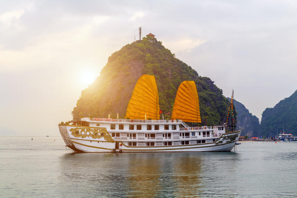 traditionelles Schiff in der Halong Bucht