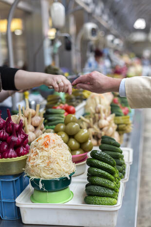 Typischer Marktstand auf dem „Kusnetschny Rynok“
