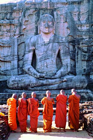 Mönche in Polonnaruwa